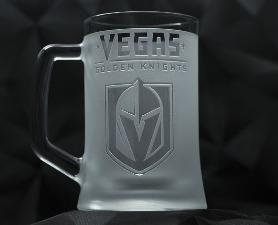 Подарочный бокал для пива 670 мл с гравировкой лого хоккейного клуба НХЛ Вегас | Зображення 1