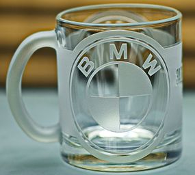 Скляна чашка BMW 320 мл з гравіюванням Подарунок автолюбителю кружка для чаю та кави з логотипом авто БМВ та  легендарний слоган