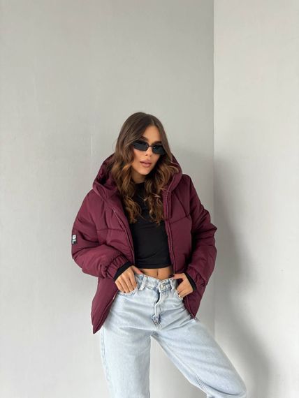 Жіноча тепла стьобана коротка зефірка куртка на блискавці з капюшоном розмір 48/50 колір бордовий UH270 | Зображення 2