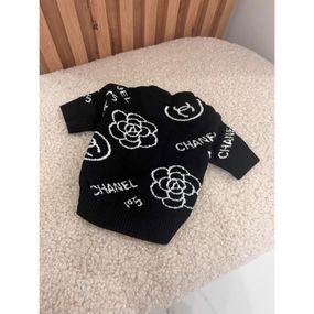 Брендовая кофта для собак CHANEL с цветами, на пуговицах, черная