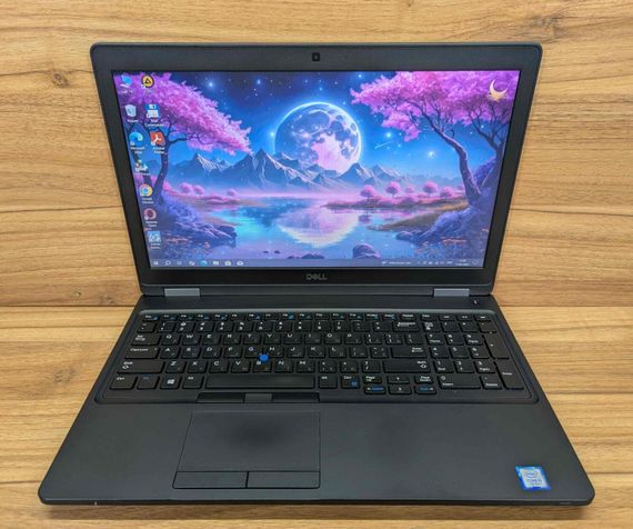 Ультрабук Dell Latitude 5590 / 15.6" (1366x768) TN / Intel Core i5-7300U (2 (4) ядра по 2.6 - 3.5 GHz) / 8 GB DDR4 / 256 GB SSD / Intel HD Graphics 620 / HDMI / Windows 10 б/в + Подарунок Бездротова миша / USB | Зображення 1