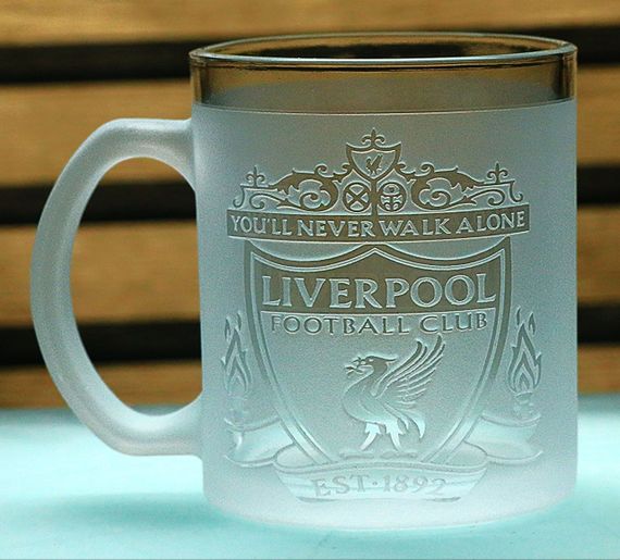 Стеклянная чашка 320 мл Liverpool с гравировкой подарок для фаната ФК Ливерпуль футбольная кружка