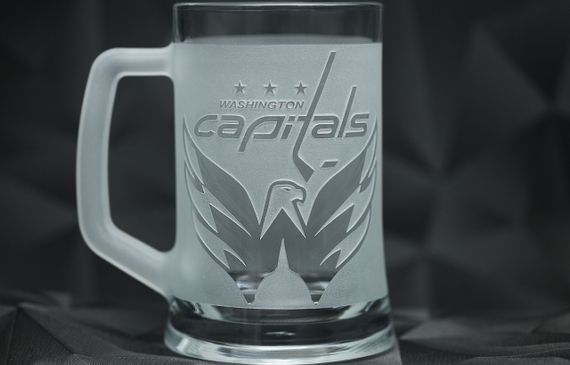 Подарочный бокал для пива 670 мл с гравировкой лого хоккейного клуба НХЛ Вашингтон Кэпиталз | Зображення 1