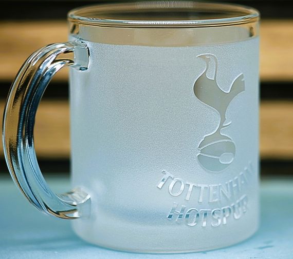 Подарункова скляна чашка для чаю та кави 320 мл з  гравіюванням лого футбольного клуба ФК Тотенхем Хотспур | Зображення 1