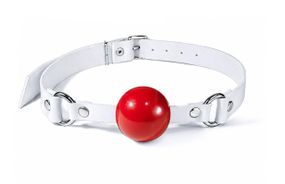 Кляп силиконовый Feral Feelings Silicon Ball Gag White/Red, белый ремень, красный шарик Sex Aura