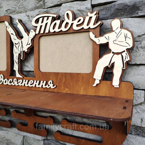 Именная медальница, Карате, с полочкой для кубков, и двумя фоторамками, деревянный держатель наград, 49.5 см | Зображення 8