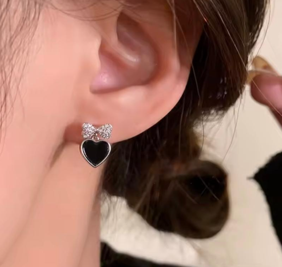 Сережки-сердечки, серёжки с сердечками, серьги с черными сердечками, сережки с камушками | Зображення 3