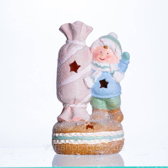 Новогодняя декоративная фигурка с подсветкой 12.5×9×21 см Новогодний декор Ребёнок с конфетой из фарфора CR-6-11