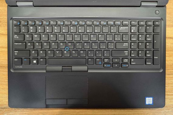 Ноутбук Dell Latitude 5580 / 15.6" (1366x768) TN / Intel Core i5-7200U (2 (4) ядра по 2.5 - 3.1 GHz) / 8 GB DDR4 / 256 GB SSD / Intel HD Graphics 620 / WebCam / Windows 10 б/в + Подарунок  Нова бездротова миша USB | Зображення 2