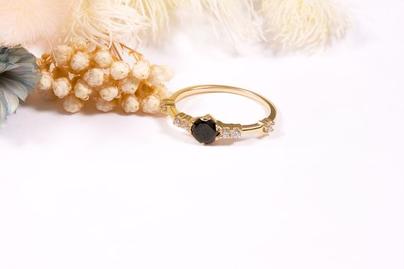 Кольцо из желтого золота с черным камнем 16.5 | Зображення 6