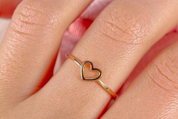 Кольцо из желтого золота с сердечком 16