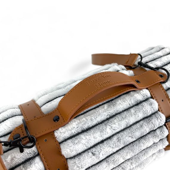 Плед тревел флісовий 150х200 сірий у смужку з ременем Love You | Зображення 3