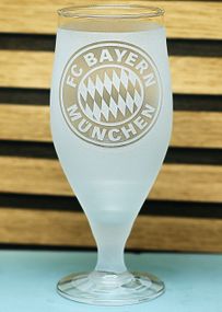 Пивной бокал 500 мл ФК Бавария Мюнхен на ножке с гравировкой подарок кружка фаната футбола