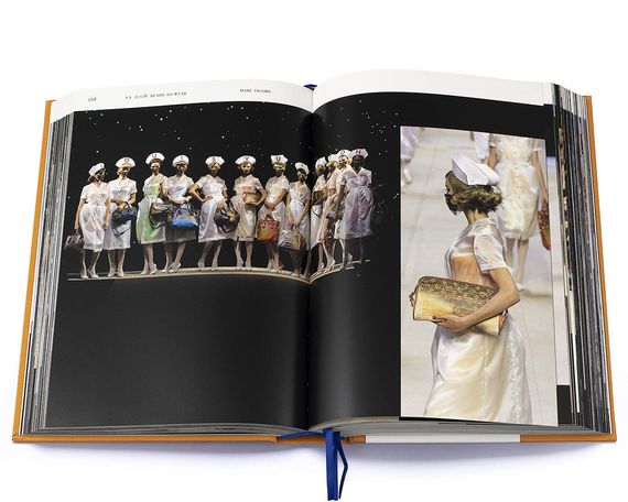 Книга о модных коллекциях Луи Витон Louis Vuitton Catwalk: The Complete Fashion Collections. Jo Ellison | Зображення 2