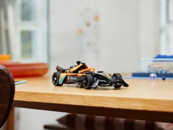 Конструктор LEGO Technic Автомобіль для перегонів NEOM McLaren Formula E 42169 | Зображення 9