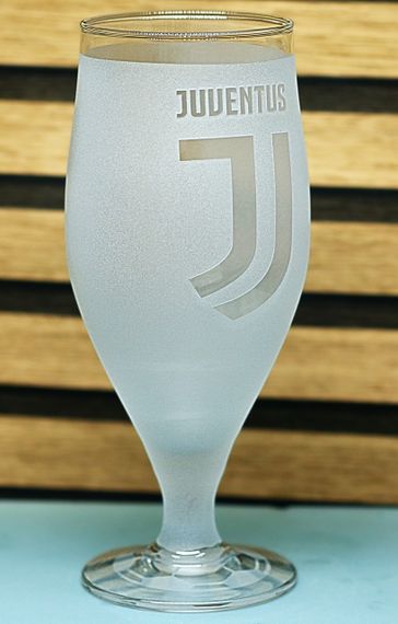 Пивной бокал 500 мл ФК Juventus Ювентус на ножке с гравировкой кружка фаната футбола | Зображення 1