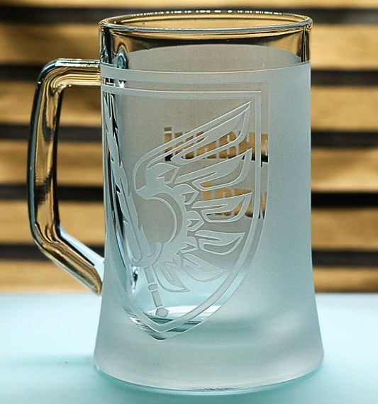 Подарунковий пивний kелих з гравіюванням 670 мл напису лого шеврона 79-ї окремої десантно-штурмової бригади | Зображення 2