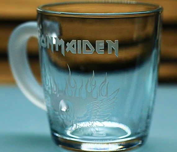 Скляна чашка 350 мл   Iron Maiden з гравіюванням подарунок для фаната хеві металу Айрон Мейден | Зображення 2