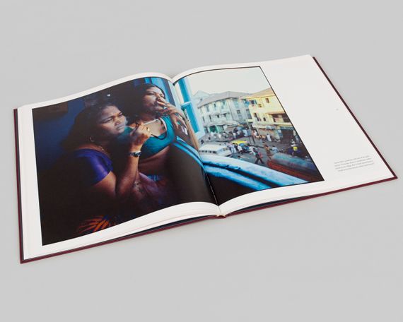 Книга лучшие фотографы мира Mary Ellen Mark: Falkland Road, Prostitutes of Bombay Мэри Эллен Марк Мумбаи | Зображення 2
