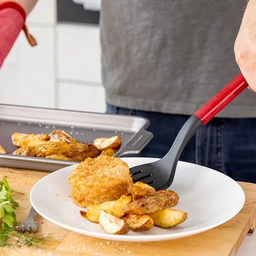 Лопатка з прорізами KitchenAid Classic KHA002OHEREG 34 см червона | Зображення 3