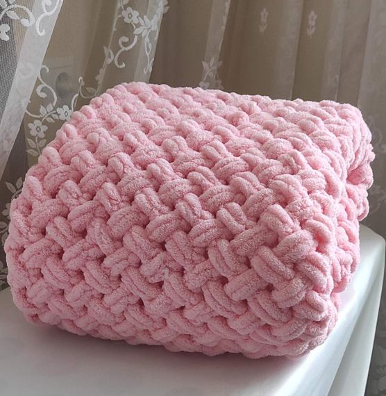 Плед плюшевий 85*85см 340 рожевий ручної роботи з пряжі пуфі узор плетінка | Зображення 4