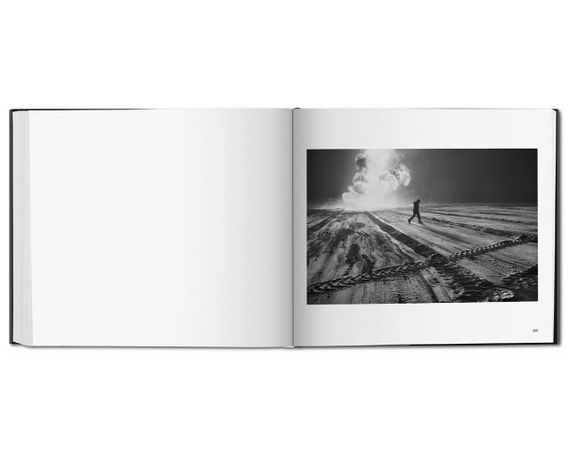 Лучшие фотографы мира книга фотоальбом Себастьяна Рибейру Салгаду про Кувейт Sebastiao Salgado. Kuwait | Зображення 2