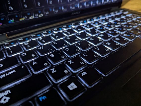 Ноутбук-трансформер Dell Latitude 7390 / 13.3" (1920x1080) IPS Touch / Intel Core i7-8650U (4 (8) ядра по 1.9 - 4.2 GHz) / 16 GB DDR4 / 256 GB SSD / Intel UHD Graphics 620 / WebCam / Windows 10 б/в + Подарунок Бездротова миша / USB | Зображення 5