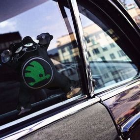 Іграшка кіт Саймона у машину з вишивкою шкода Skoda чорний автомобілісту 01585