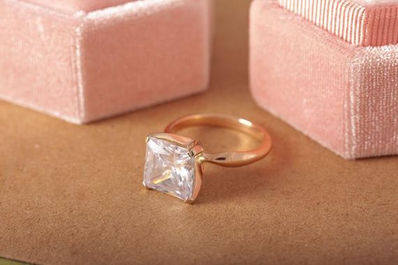 Кольцо из красного и белого золота с квадратным камнем 21.5 | Зображення 1