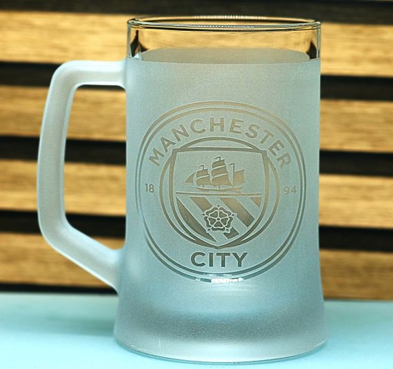 Подарунковий пивний келих з ручкою 670 мл з гравіюванням лого футбольного клубу ФК Манчестер Сіті FC