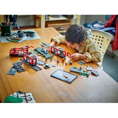 Конструктор LEGO City Трамвай і вокзал у центрі міста 811 деталей (60423) | Зображення 3