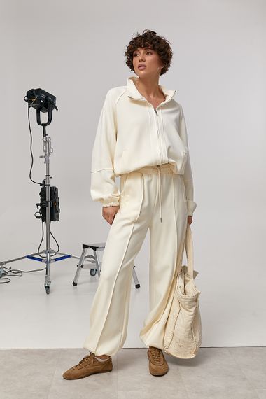 Вільний спортивний костюм із прямими штанами та кофтою з рукавами-реглан - кремовий цвет, M (є розміри) | Зображення 4