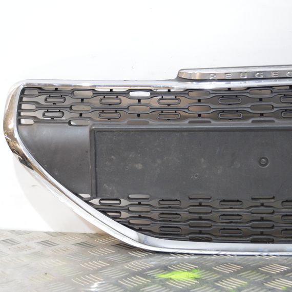 Решітка радіатора Peugeot 208 2012-2015 дорестайл Решітка переднього бампера Пежо 208 9672794377 | Зображення 1
