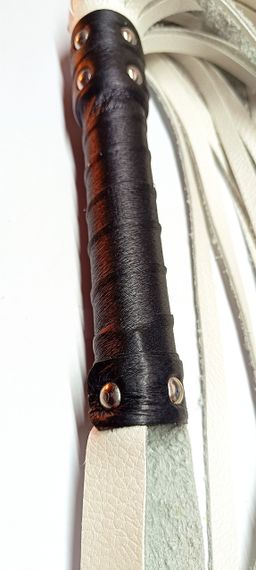 Флогер комбінований зі шкіряною ручкою 31 хвостом завдовжки 36 см Білий перламутр sexstyle | Зображення 2