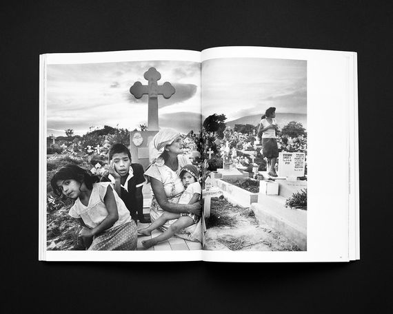 Книга работы известных фотографов Ларри Тоуэлл Larry Towell: El Salvador. Б/У книги про искусство фотографии | Зображення 1