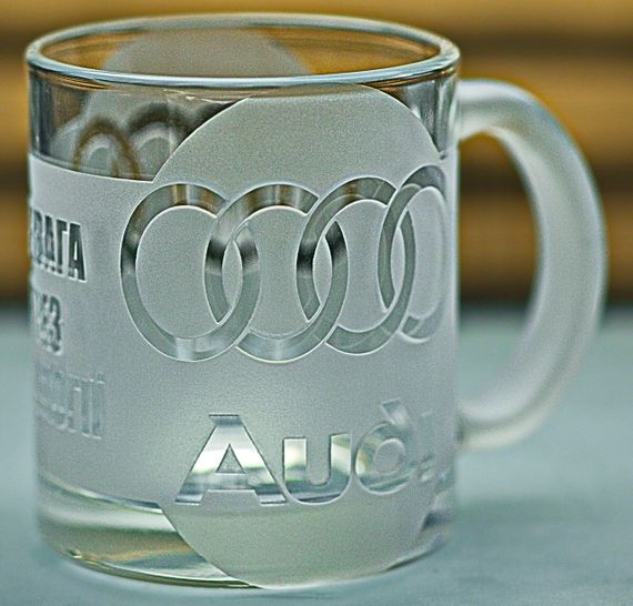 Скляна чашка Audi 320 мл з гравіюванням Подарунок автолюбителю кружка для чаю та кави з логотипом авто Ауді та  легендарний слоган | Зображення 6