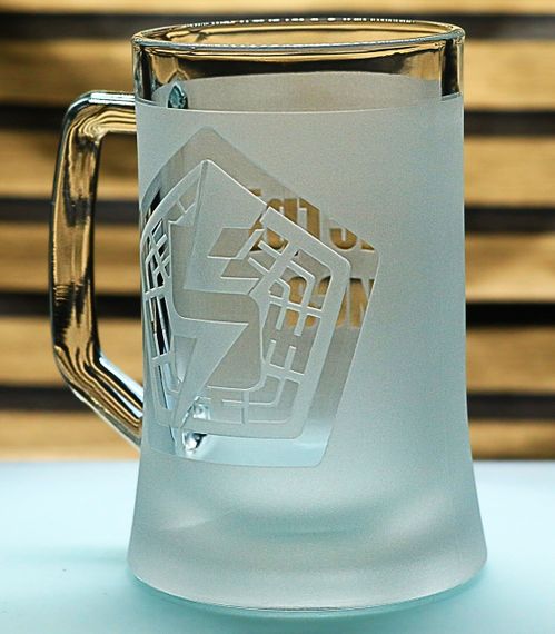 Подарочный бокал для пива с ручкой   670 мл  с гравировкой лого шеврона  5 отдельная штурмовая бригада | Зображення 1