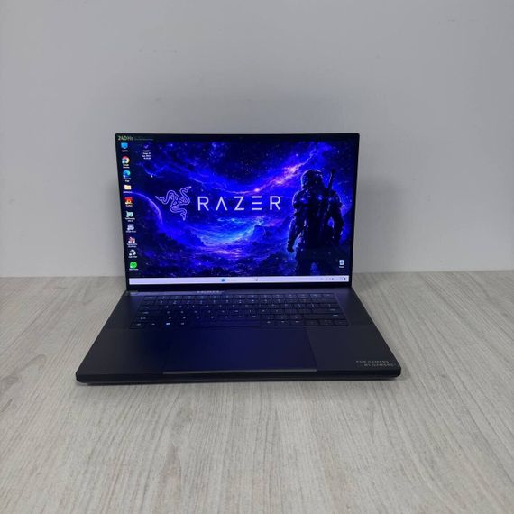 Ігровий ноутбук Razer Blade 16 RZ09-0510 / 16" (2560x1600) IPS / Intel Core i9-14900HX (24 (32) ядер по 2.2 - 5.8 GHz) / 32 GB DDR5 / 1000 GB SSD M.2 / nVidia GeForce RTX 4080, 12 GB GDDR6, 192-bit / WebCam б/в | Зображення 1