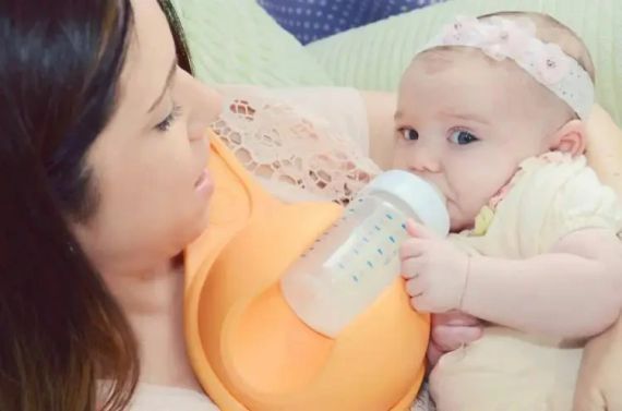 Тримач пляшки для немовлят "Вільні руки" Hands Free Bottle Holder Multi Task While You Feed | Зображення 2