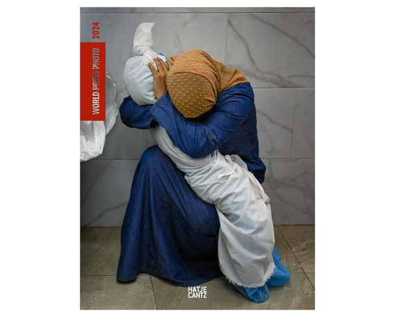 Книга про фотожурналістику та документальну фотографію World Press Photo Yearbook 2024 книги для фотографів