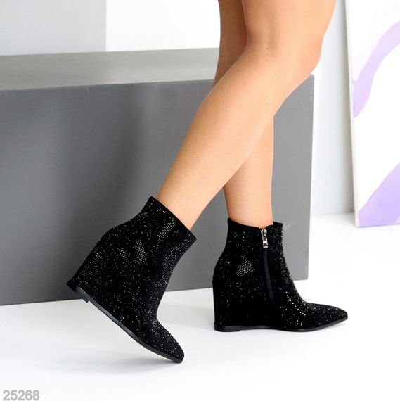 Эффектные черные замшевые ботильоны на танкетке в стразах | Зображення 8