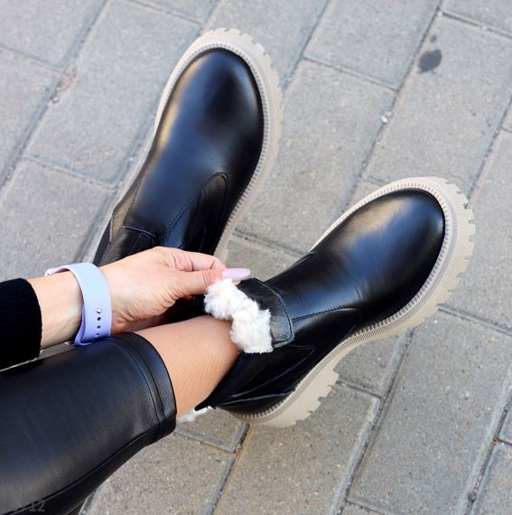 Стильні чорні шкіряні зимові черевики челсі на бежевій підошві | Зображення 2