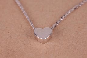 Подвеска сердечко из белого золота на тонкой якорной цепочке