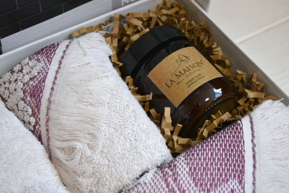 Подарочный набор полотенец La Maison, 3 шт. со свечой Nola Pudra | Зображення 3