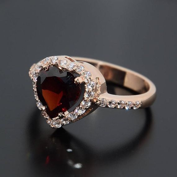 Кольцо из красного золота с гранатом в форме сердца и фианаитами 20.5 | Зображення 3