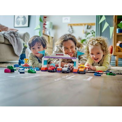 Конструктор LEGO DUPLO Town Автомобілі для перегонів і пілоти команд Формули-1 (10445) | Зображення 1