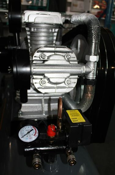 Поршневий повітряний компресор 220 л GTM KC3090-220L ремінний | Зображення 3