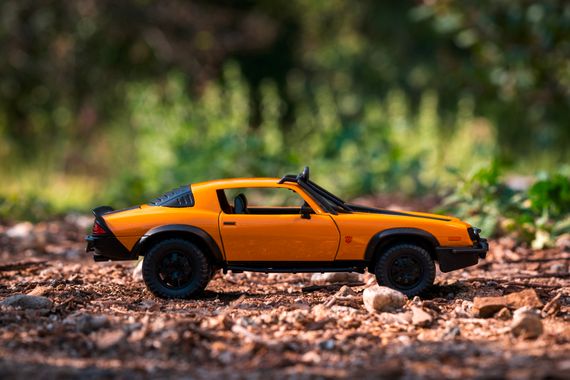 Машинка Chevrolet Camaro Трансформери Бамблбі з фігуркою логотипу масш 1:24 | Зображення 1