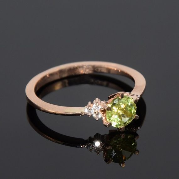 Кольцо из красного золота с хризолитом | Зображення 1