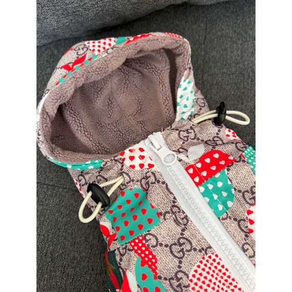 Брендовая зимняя куртка для собак GUCCI с капюшоном, на змейке,яблоки на рисунке, с затяжками по краям, коричневая | Зображення 3